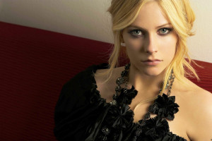 他的任意球就像导弹,直挂死角,球迷们看得热血沸腾!